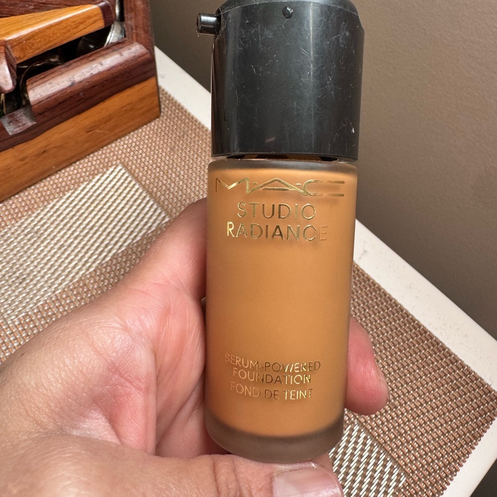 MAC Cosmetics Studio Radiance Foundation - Warm Brown